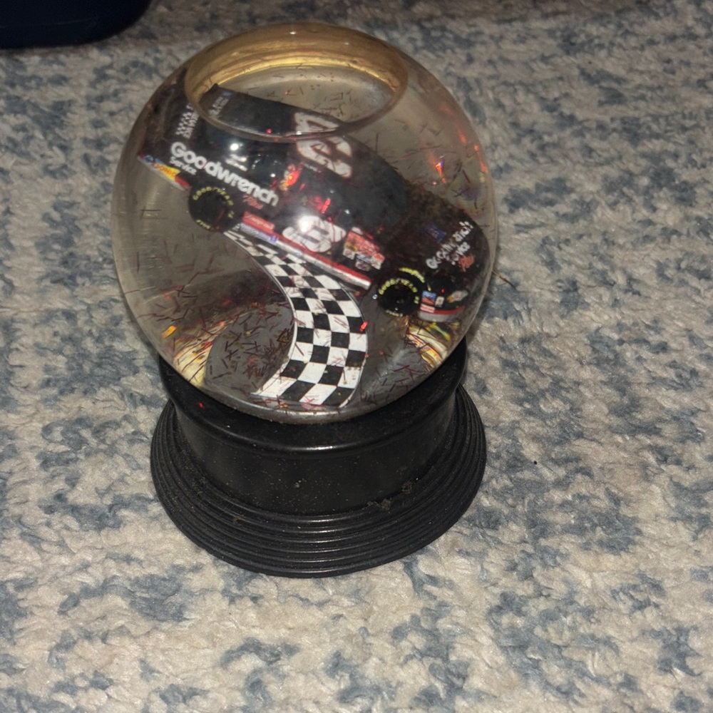 DALE EARNHARDT Goodwrench Racing Car Snow Globe
